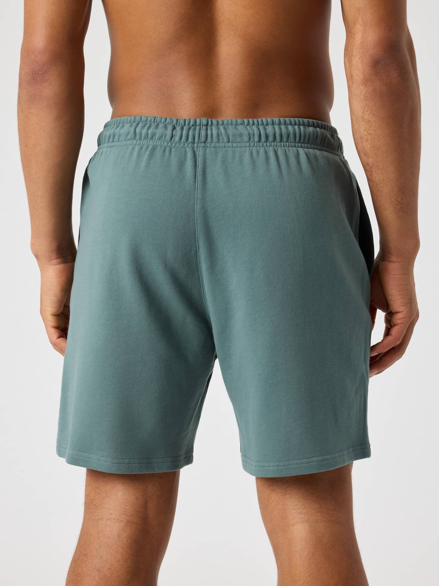 Borg Classic Sweatshorts i Balsam Green (Grønn) sett bakfra, stilig passform i myk bomull french terry for menn. - Image 2