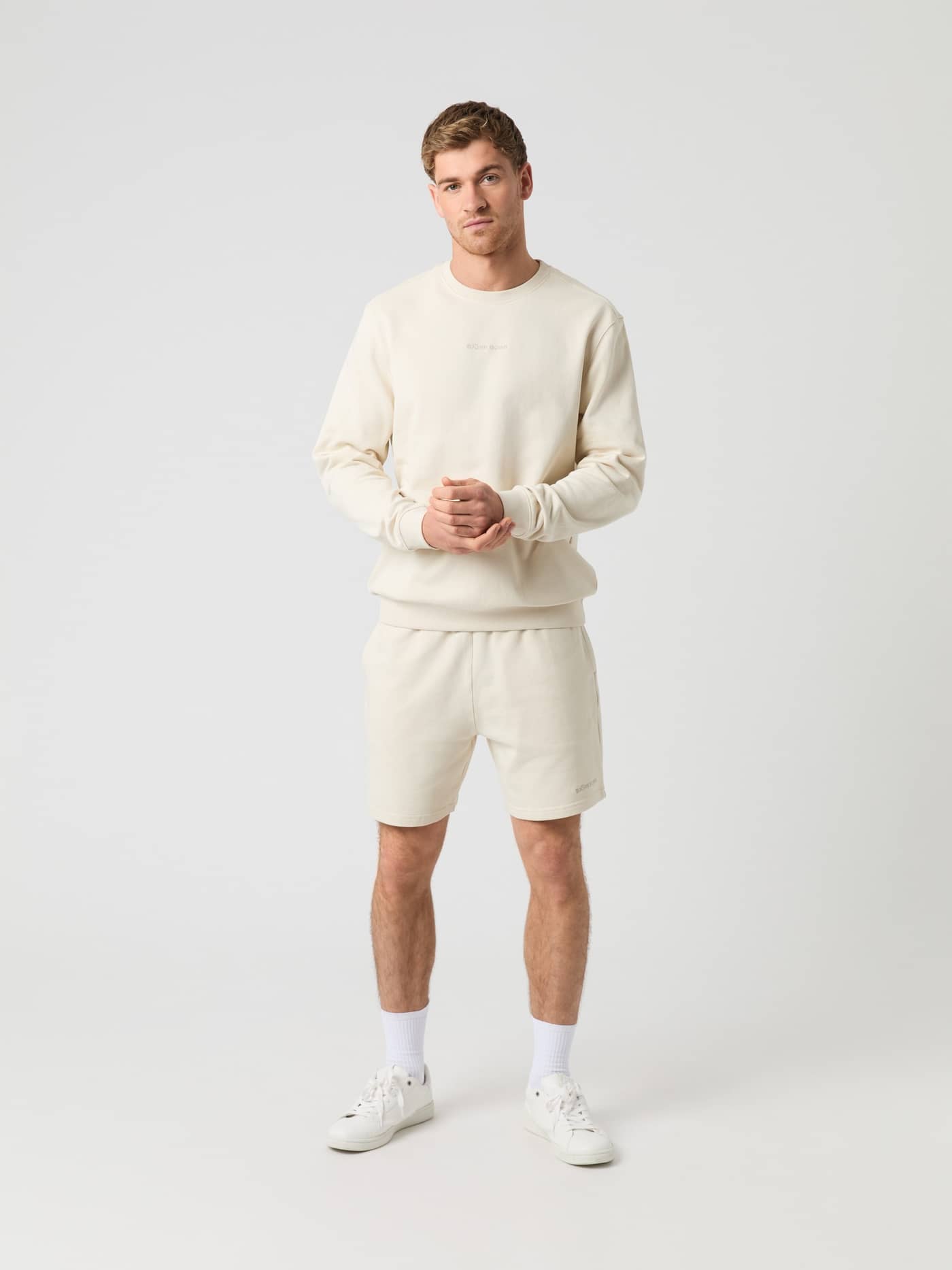 Borg Classic Sweatshorts og sweatshirt i Birch (Hvid) set forfra i fuld figur med en stilfuld pasform i blød bomuld. - Image 3