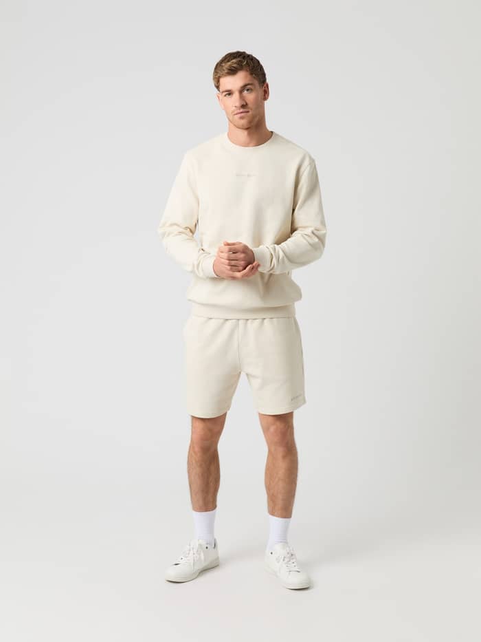 Vooraanzicht van een man in de katoenen Borg Classic Sweatshorts en sweatshirt in Birch (Wit) voor een stijlvolle pasvorm. - Image 3