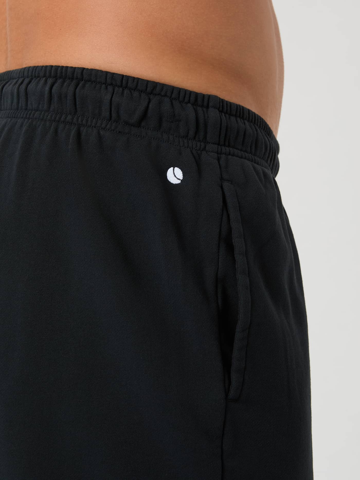 Borg Classic Sweatshorts for menn i Black Beauty (Svart) i 100 % bomull med hvit logo og praktisk lomme, vist fra siden. - Image 4