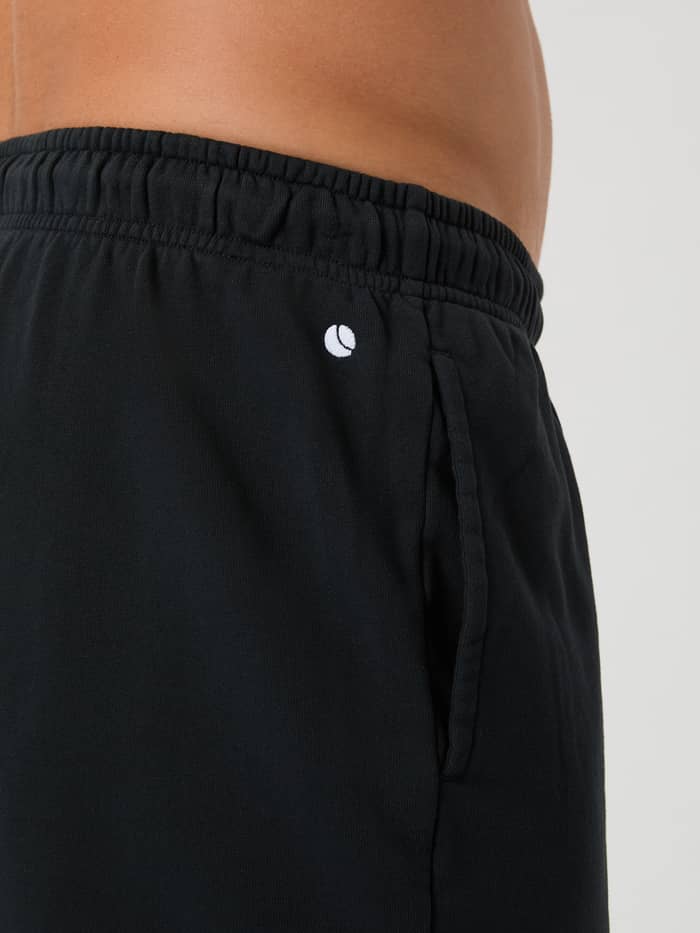 Närbild från sidan på Borg Classic Sweatshorts i bomull i Black Beauty (Svart) med en ficka och vit logotyp.