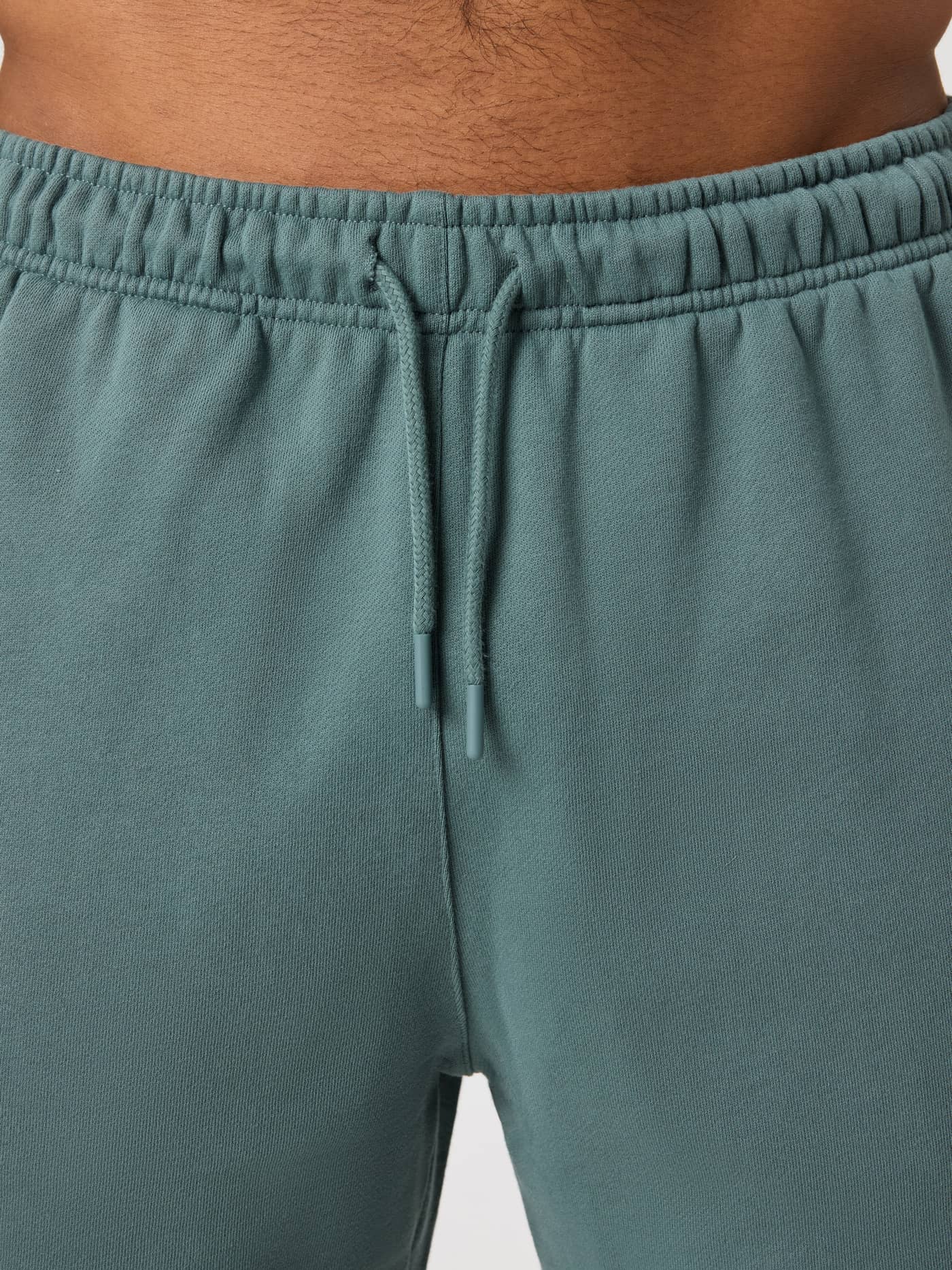 Borg Classic Sweatshorts i Balsam Green (Grønn) i 100 % bomull med ribbestrikket linning og trekksnor, nærbilde. - Image 5