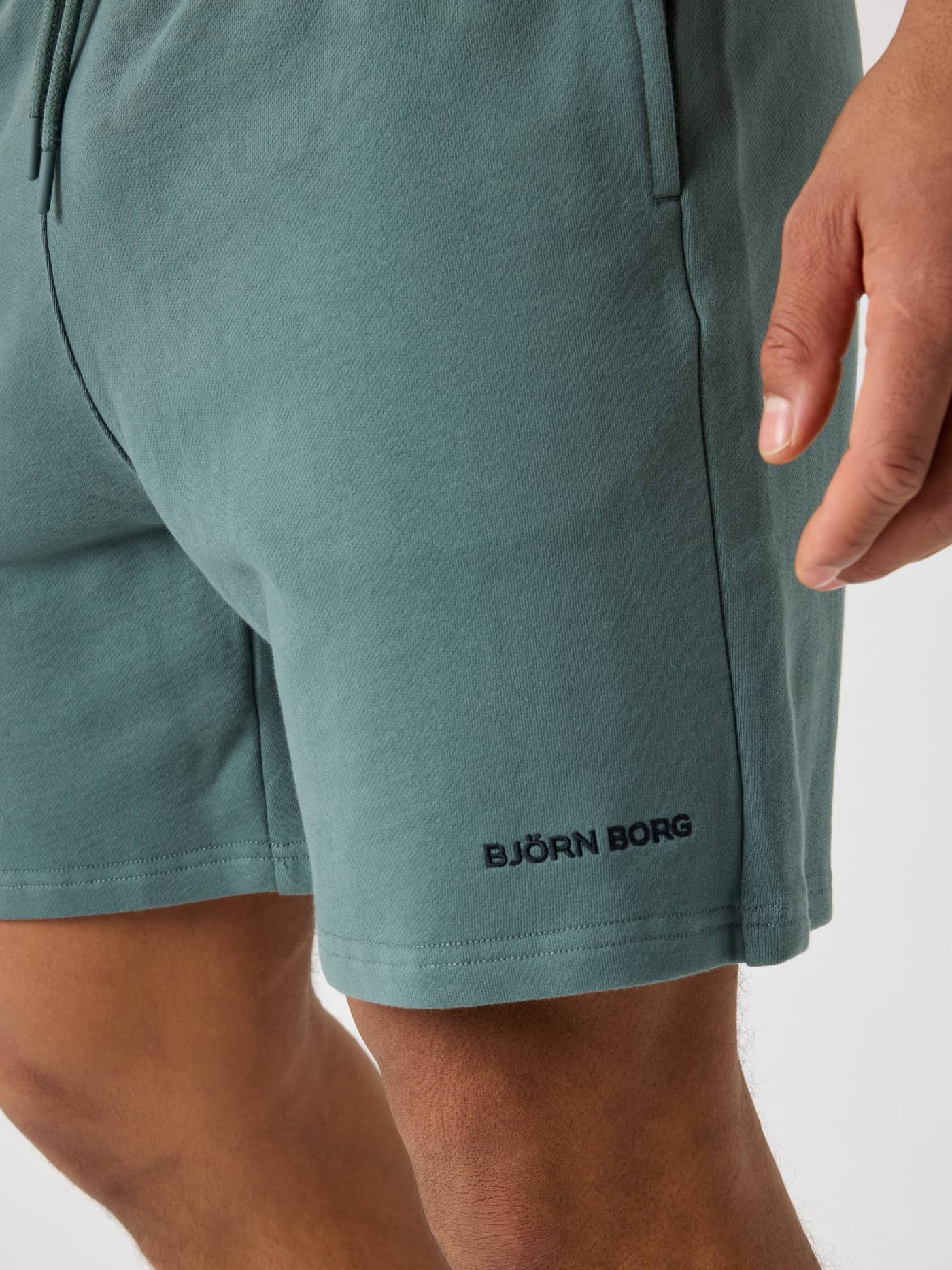 Borg Classic Sweatshorts i Balsam Green (Grønn) i bomull med svart brodert logo på beinet, stilig og funksjonell passform. - Image 4
