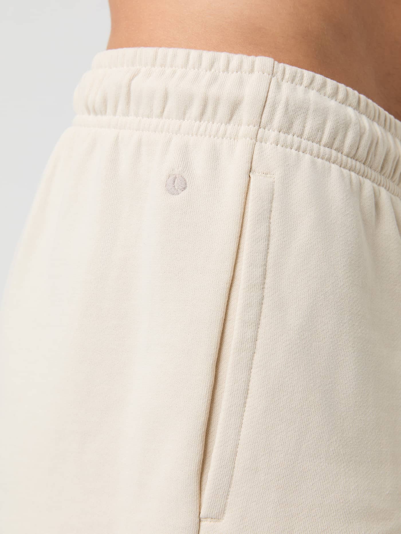 Borg Classic Sweatshorts i bomuld i Birch (Hvid) til mænd set i nærbillede med den funktionelle sidelomme og logoet. - Image 4