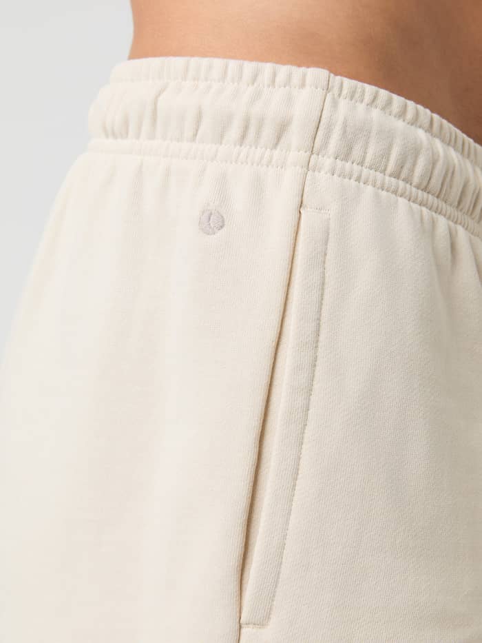 Close-up van de functionele zijzak en het grijze logo op de katoenen Borg Classic Sweatshorts voor heren in Birch (Wit). - Image 4