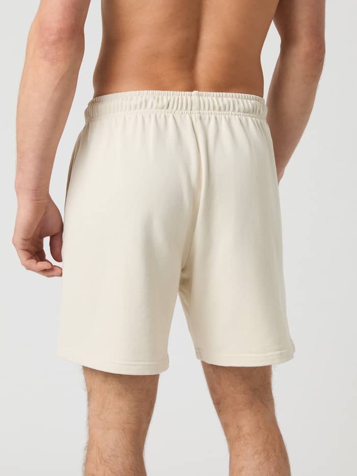 Achteraanzicht van een man in de Birch (Wit) Borg Classic Sweatshorts van zachte katoenen french terry met normale pasvorm. - Image 2