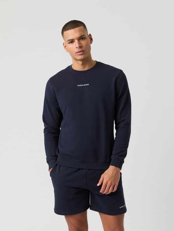 Vue de face d'un homme en Borg Classic Sweatshirt en Night sky (Marine) avec logo blanc et coton french terry.