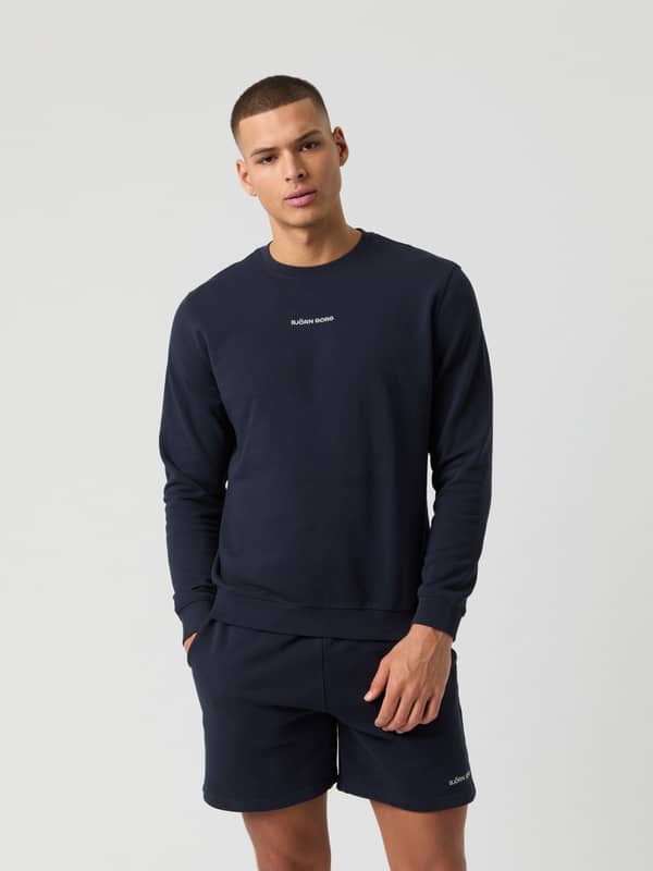 Vue de face d'un homme en Borg Classic Sweatshirt en Night sky (Marine) avec logo blanc et coton french terry.
