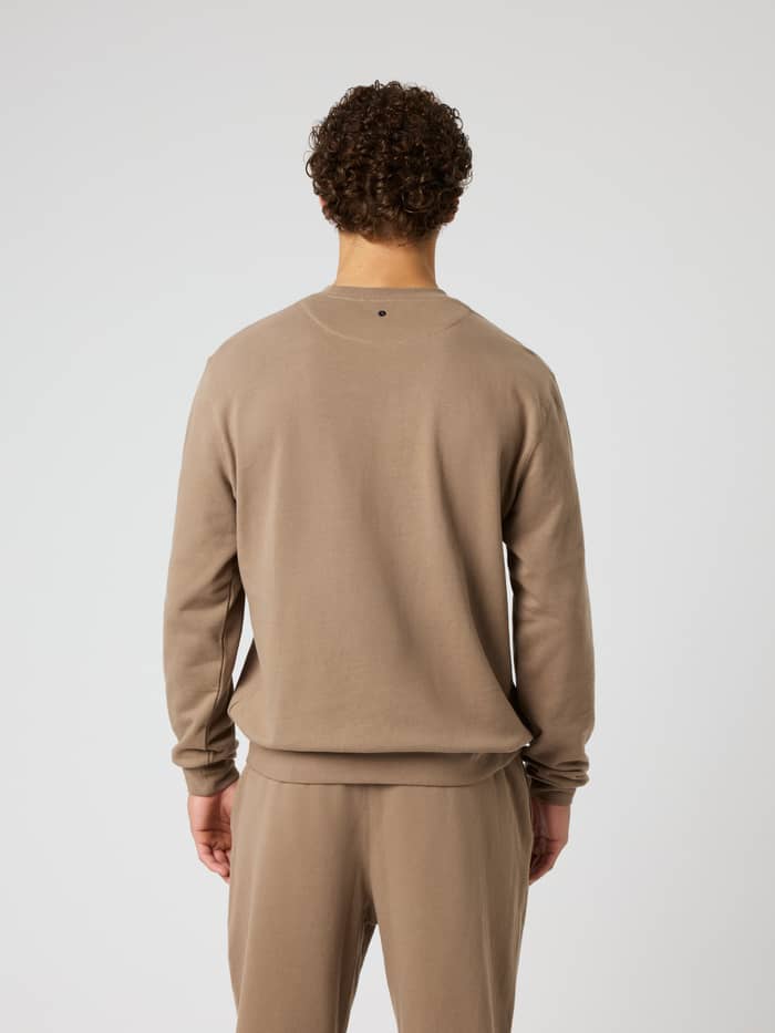 Achteraanzicht van de Borg Classic Sweatshirt in Caribou (Bruin) met een geborduurd tennisbal-logo in de nek voor tennis. - Image 2