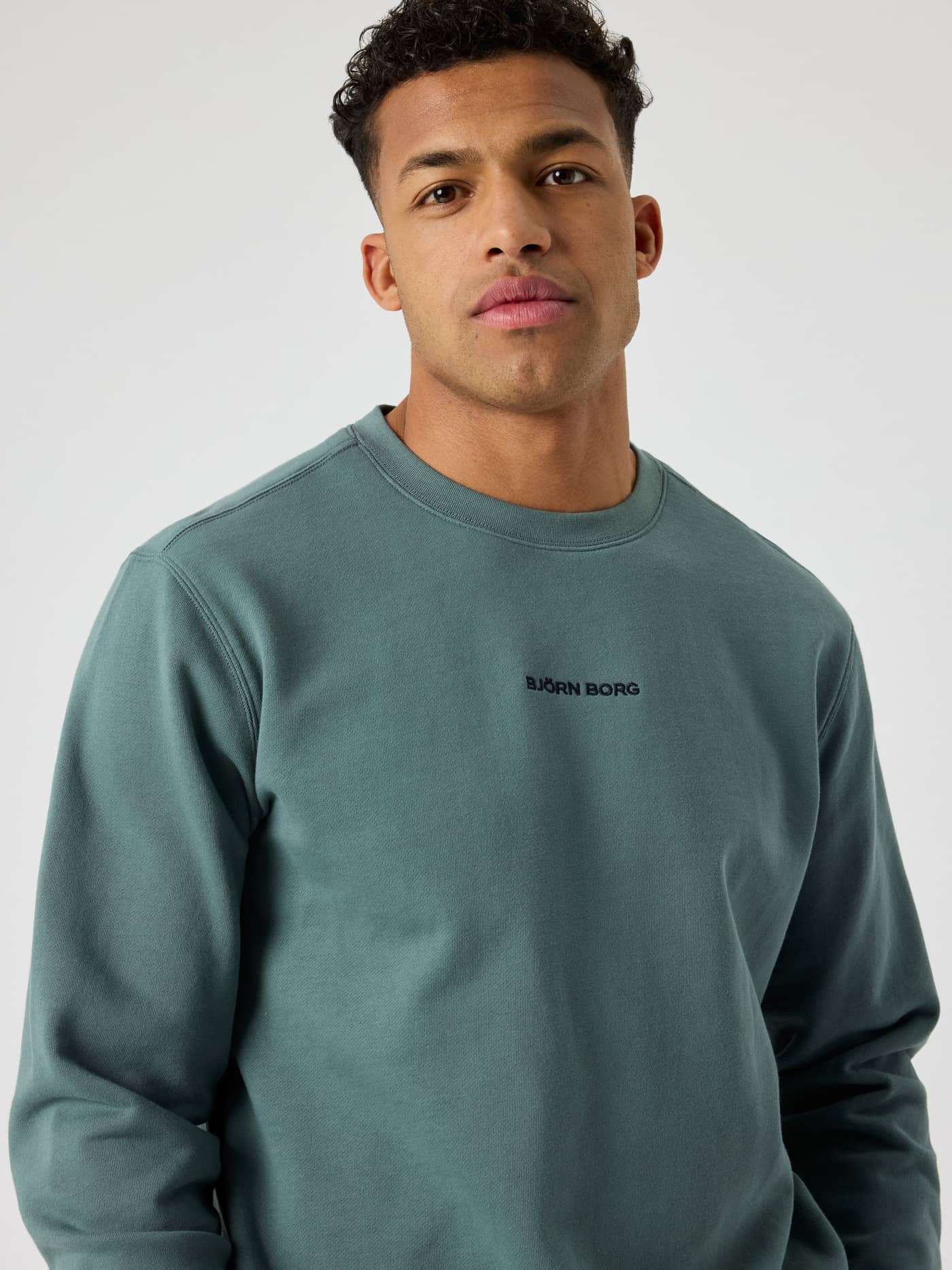 Borg Classic Sweatshirt i bomull i Balsam Green (Grønn) med svart logo, sett forfra for stil og funksjon. - Image 4