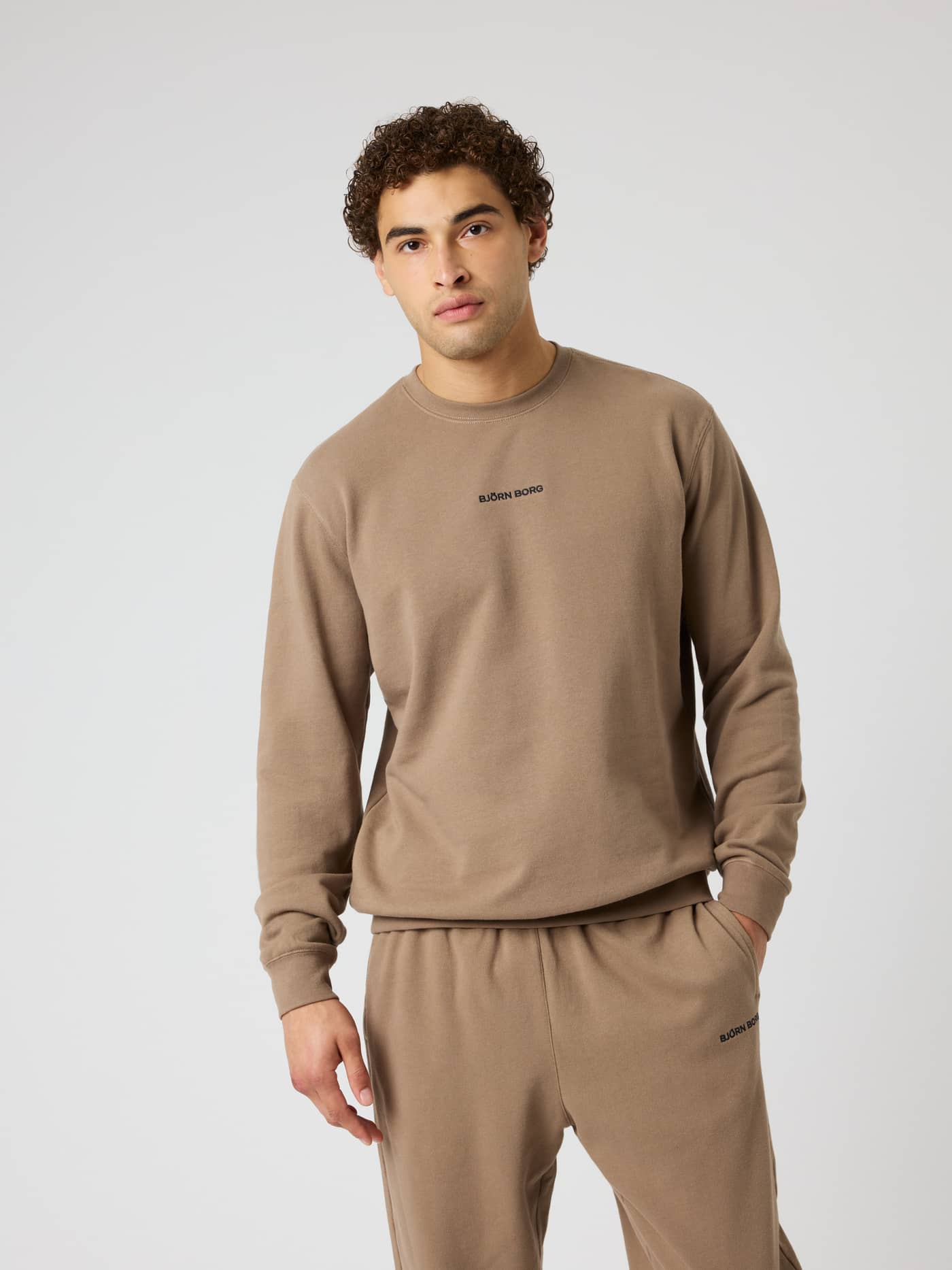 Borg Classic Sweatshirt en Caribou (Brun) sur un modèle, avec logo noir sur la poitrine et coupe régulière. - Image 1