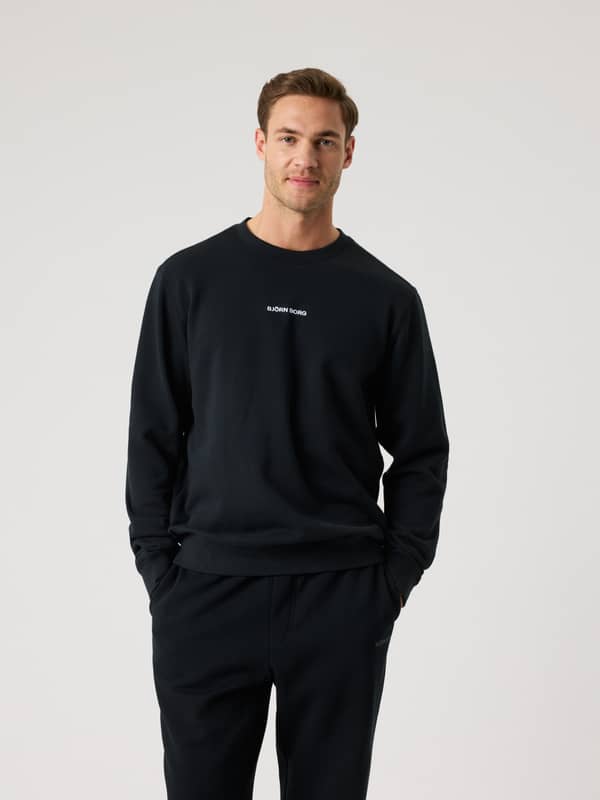 Vue de face d'un homme en Borg Classic Sweatshirt Black Beauty (Noir) en coton doux, coupe régulière et logo blanc.