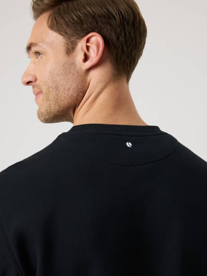 Vue détaillée de l'encolure dos du Borg Classic Sweatshirt en Black Beauty (Noir) avec logo balle de tennis blanc. - Image 5