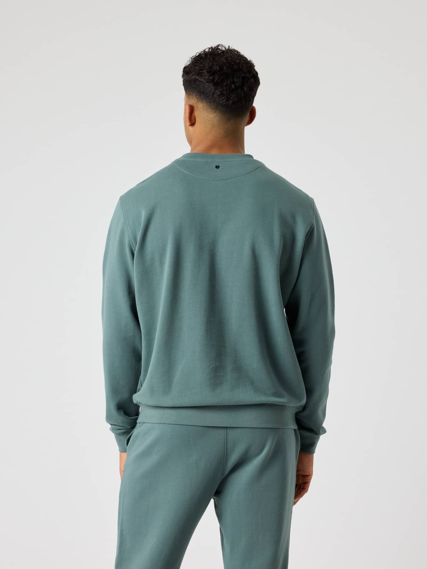 Baksiden av Borg Classic Sweatshirt i Balsam Green (Grønn), en stilfull bomullsgenser med brodert tennisball-logo. - Image 2