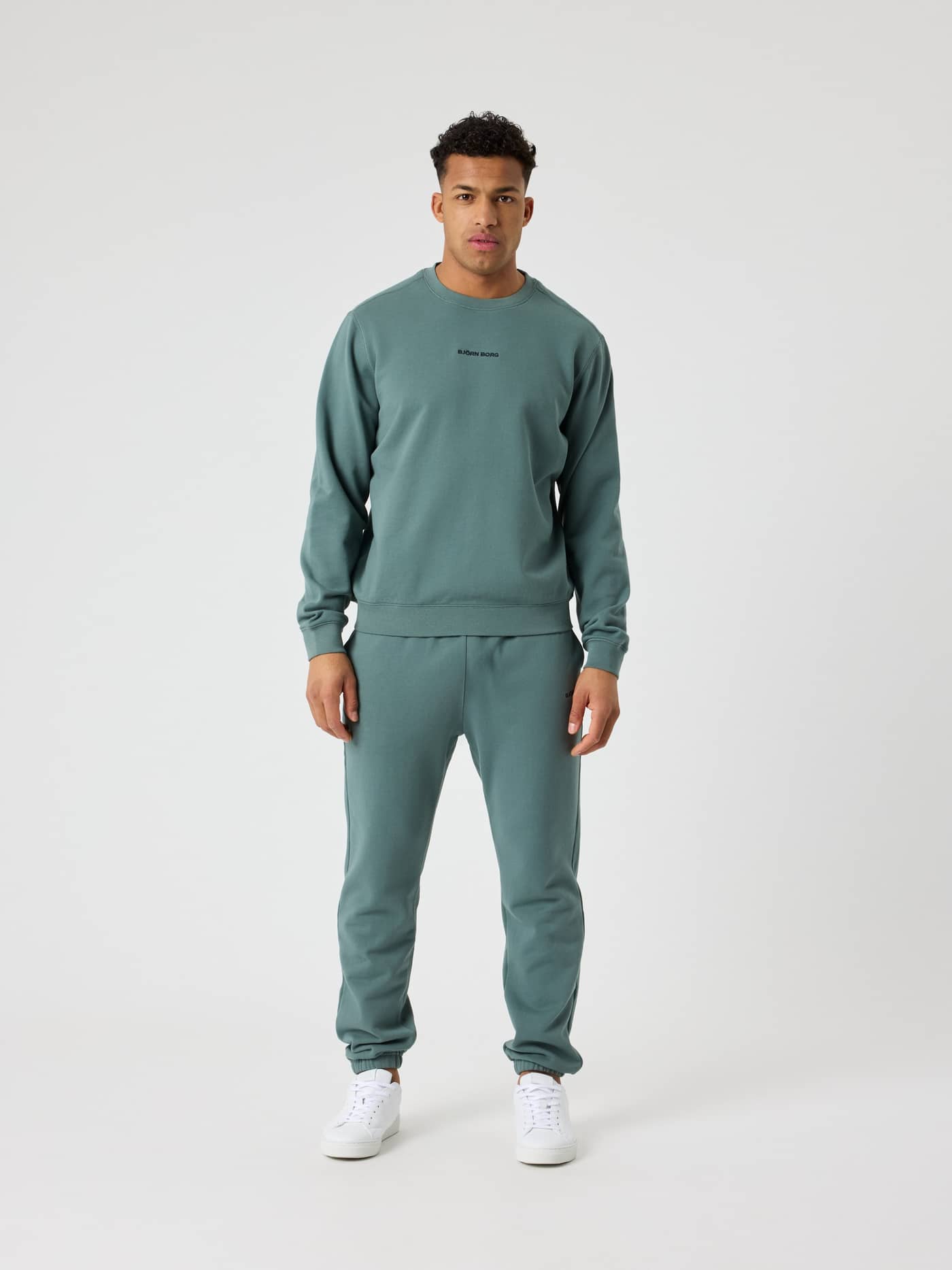 Borg Classic Sweatshirt i Balsam Green (Grønn) i bomull med svart logo, sett forfra i full figur på en mann. - Image 3