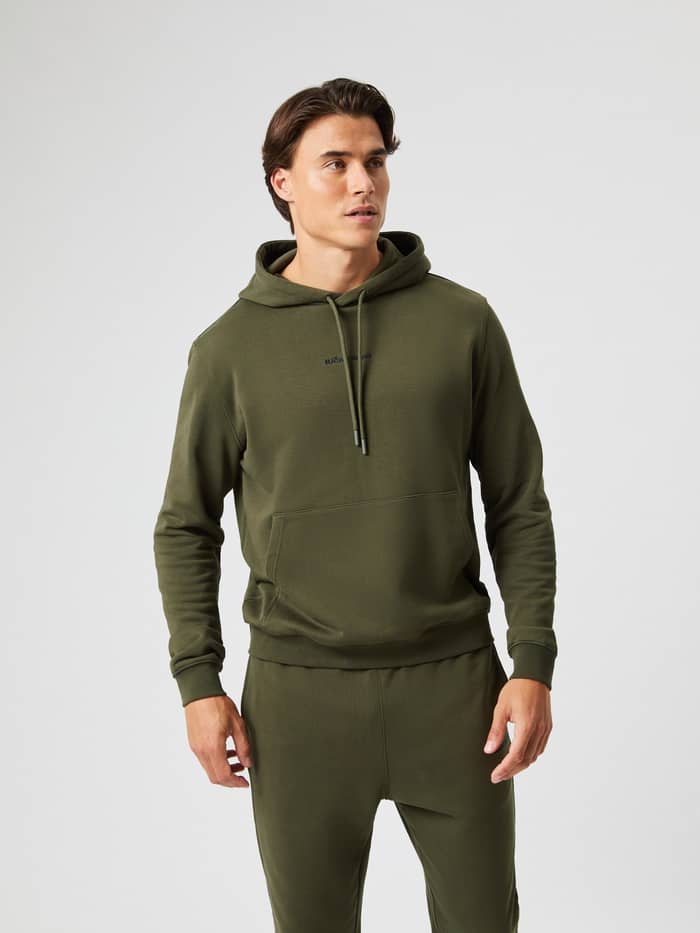 Vooraanzicht van een man in de Björn Borg Classic Hoodie in Forest Night (Groen) van zachte katoenen french terry. - Image 2