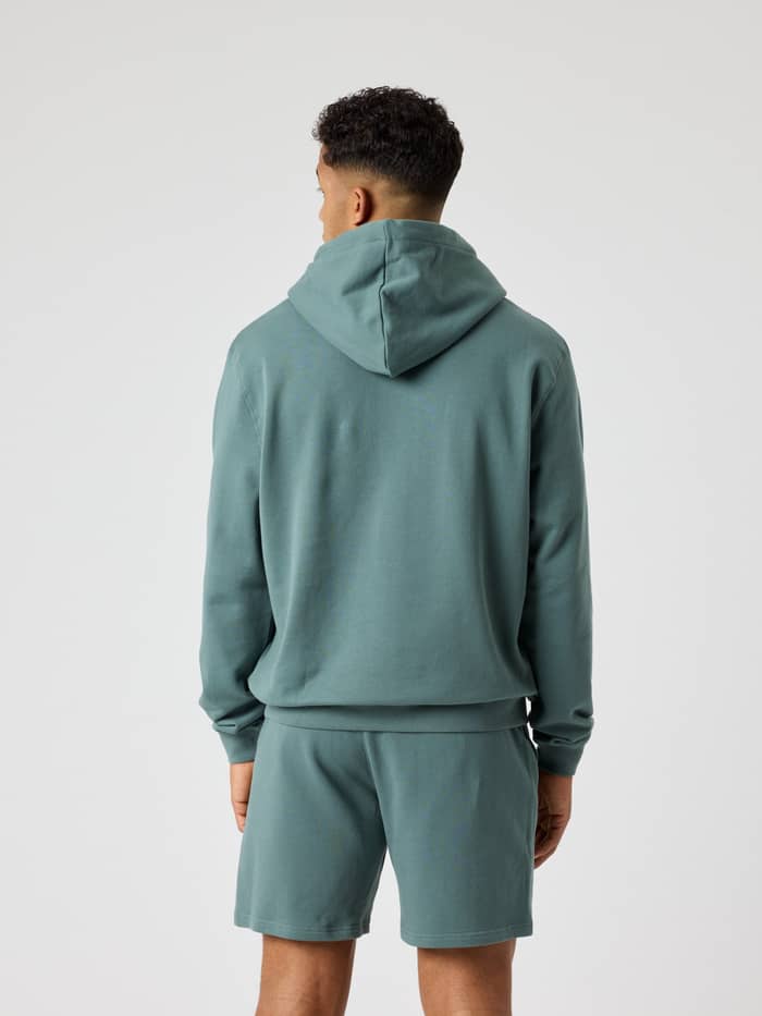 Achteraanzicht van een man in de Borg Classic Hoodie in Balsam Green (Groen) met een zachte en functionele regular fit. - Image 2
