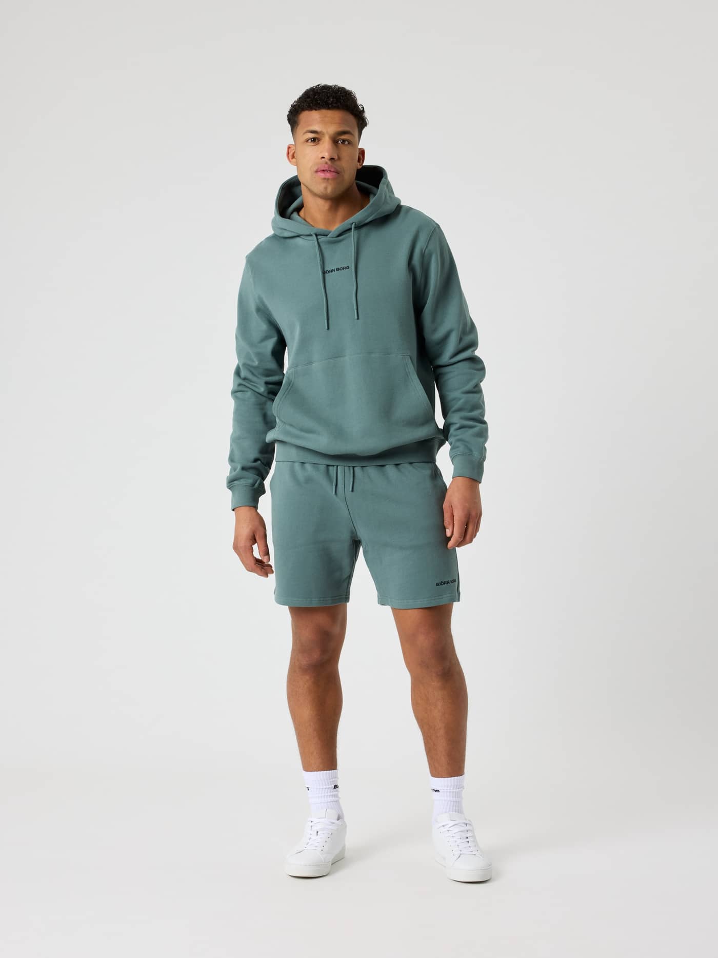 Borg Classic Hoodie i Balsam Green (Grøn) i bomuld set i helfigur med sort logobroderi til træning. - Image 3