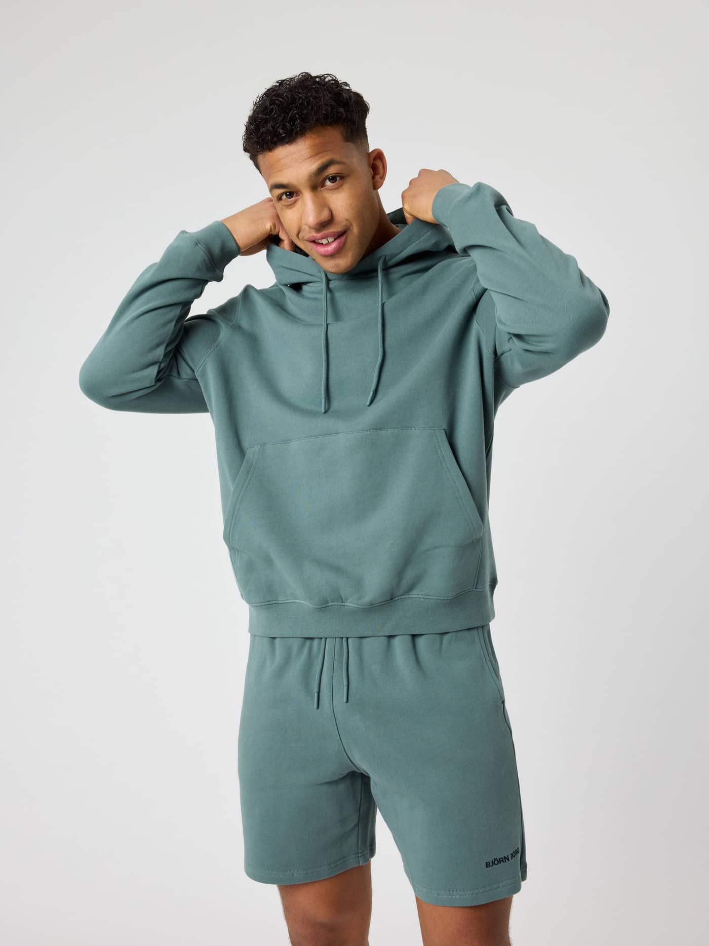 Borg Classic Hoodie i bomuld og Balsam Green (Grøn) set forfra på en model med et stilfuldt og funktionelt look. - Image 4