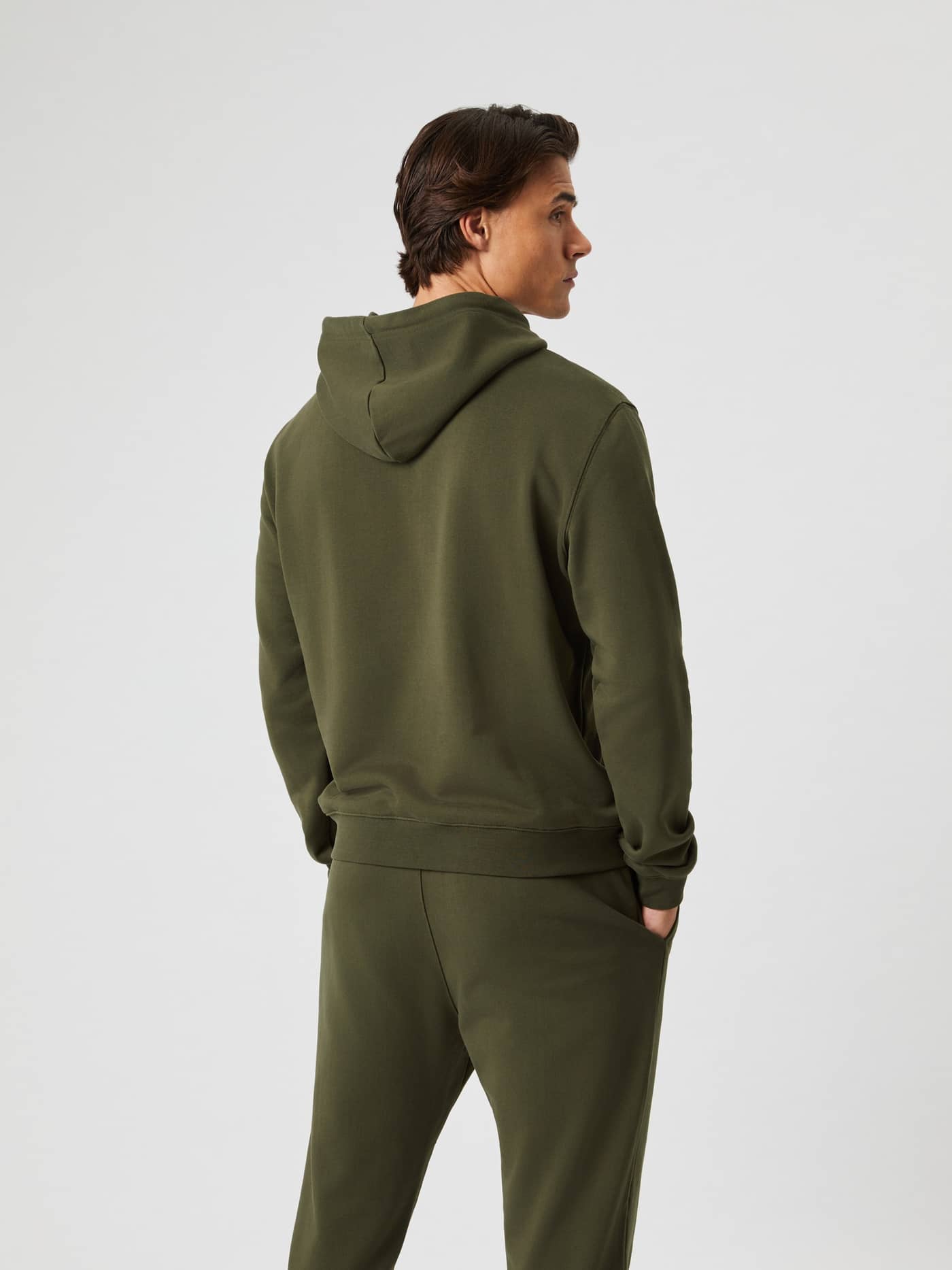 Borg Classic Hoodie i Forest Night (Grøn) set bagfra på en mand i french terry med et stilfuldt og funktionelt design. - Image 3