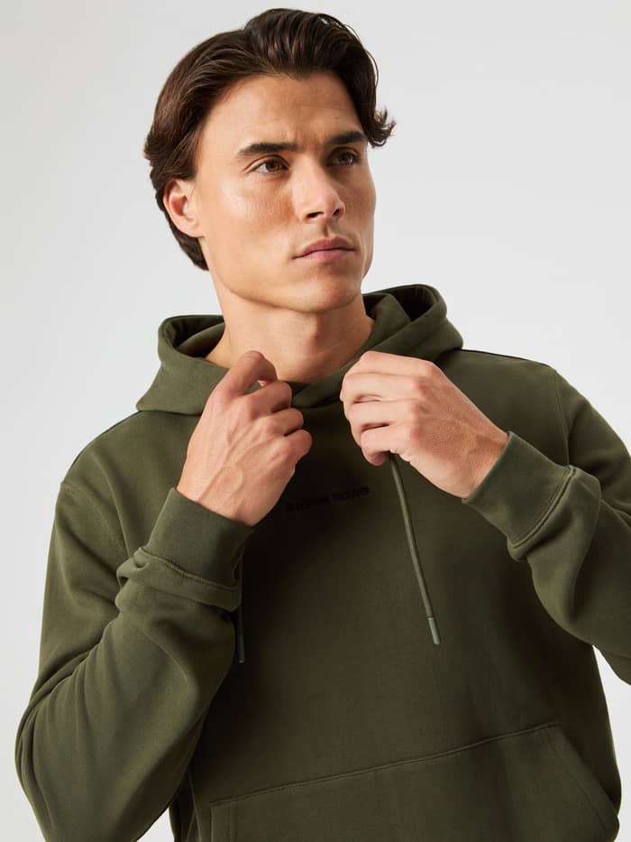 Borg Classic Hoodie i Forest Night (Grøn) set forfra i nærbillede med sort logo og snøre i blød bomuld.