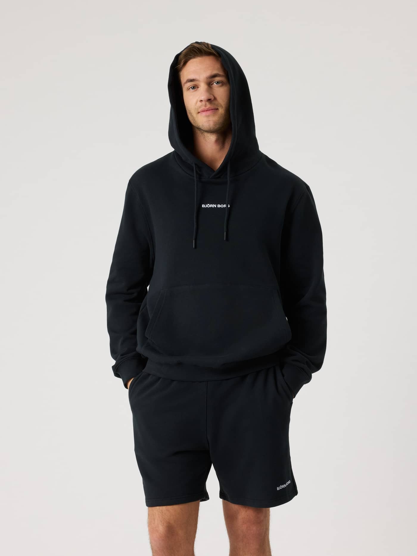 Borg Classic Hoodie i Black Beauty (Svart) sett forfra med hvit logo, stilig passform og funksjonell bomull. - Image 1
