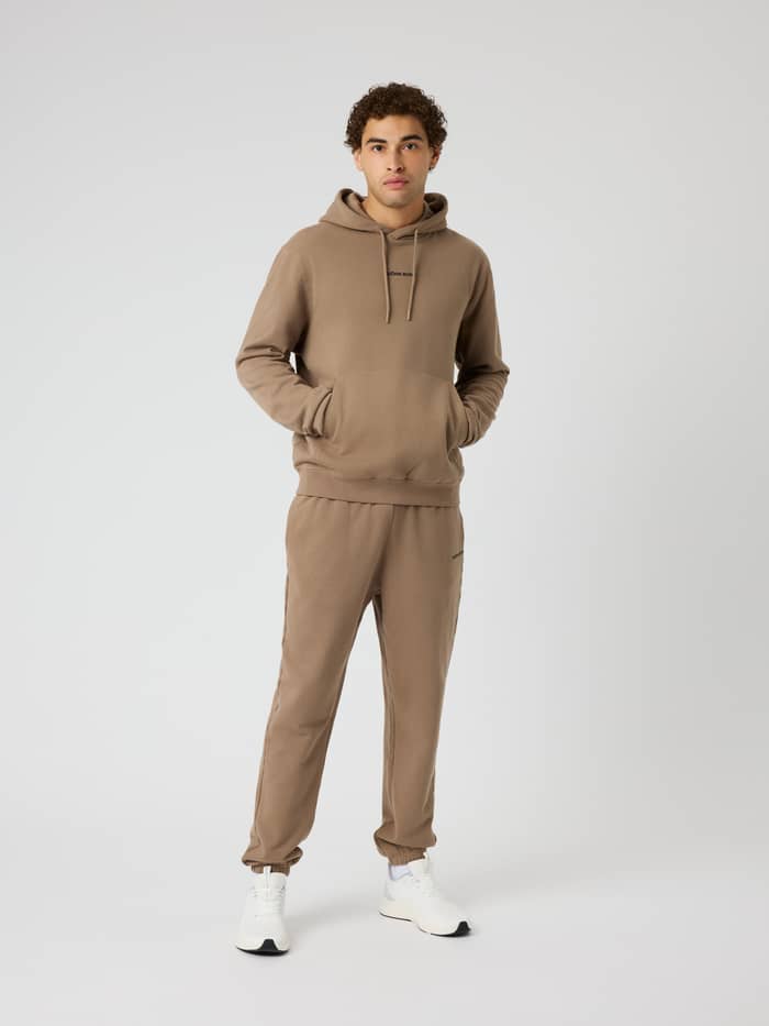 Borg Classic Hoodie in Caribou (Bruin) met een zwart logo voor training, getoond in een volledig vooraanzicht. - Image 4