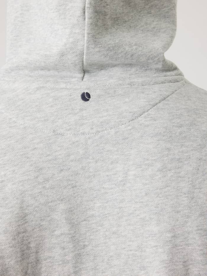 Achteraanzicht close-up van de Borg Classic Hoodie in Ultra Light Grey Melange (Grijs) met tennisbalborduring. - Image 4