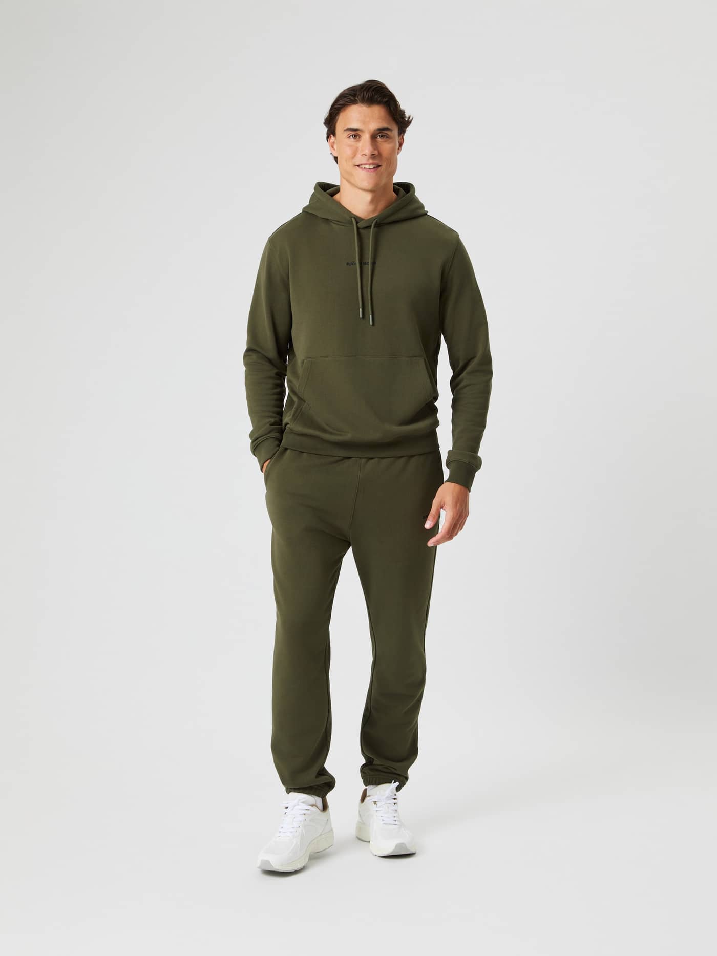 Borg Classic Hoodie i Forest Night (Grøn) set forfra i fuld figur på en mand med matchende joggers i blød bomuld. - Image 4