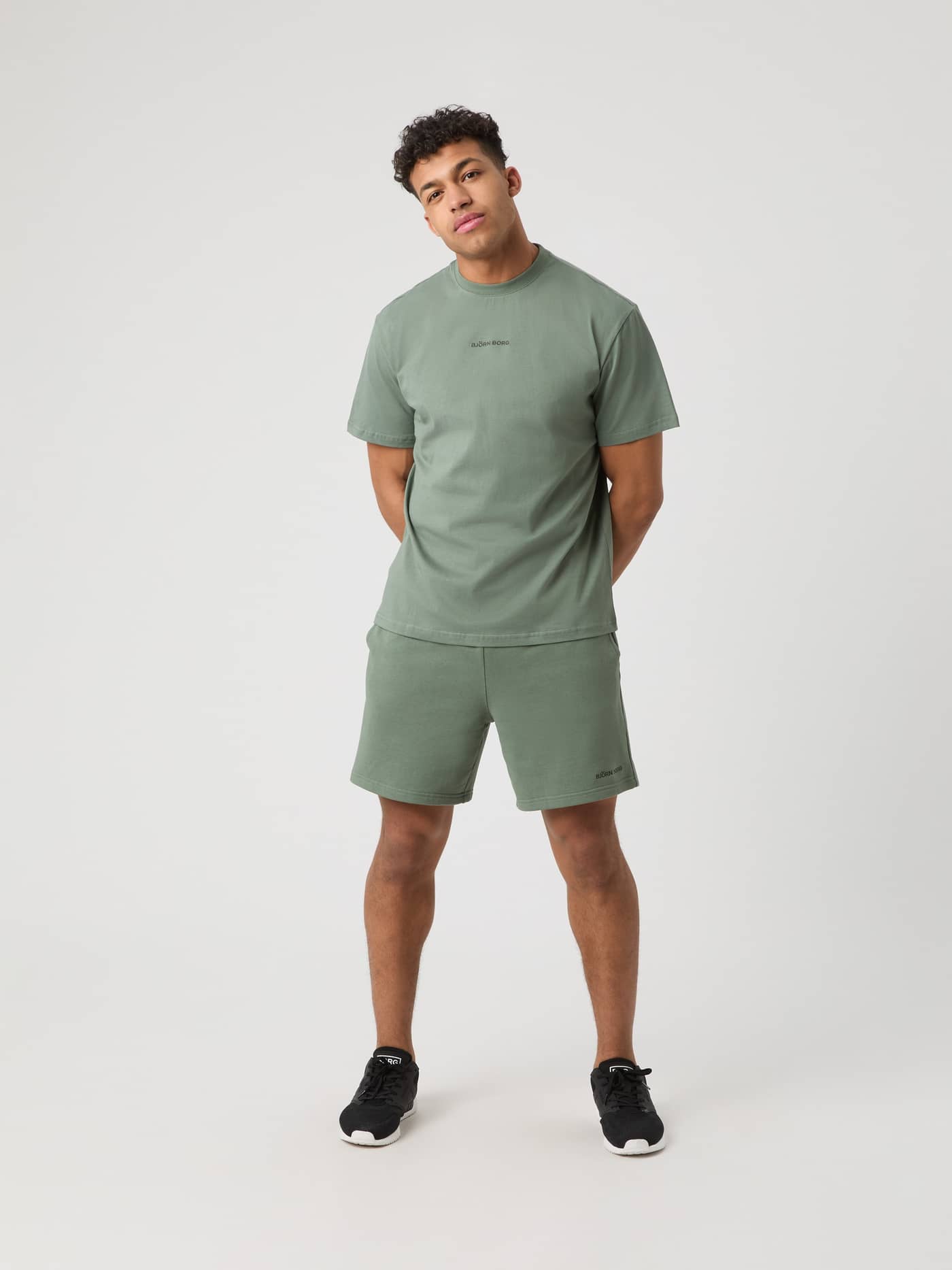 Volledig vooraanzicht van een man in het 100% katoenen Borg Classic T-Shirt in Agave Green (Groen) met een regular fit. - Image 3