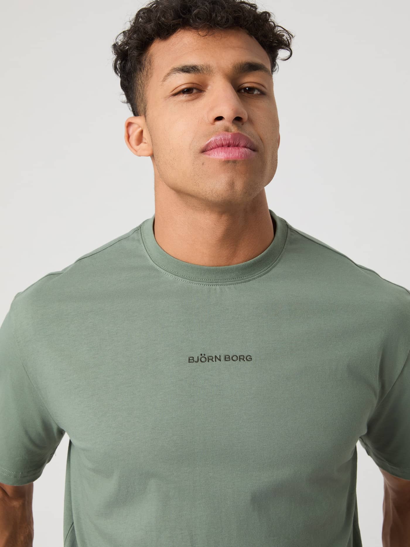 Close-up vooraanzicht van het Borg Classic T-Shirt in Agave Green (Groen), een stijlvol en functioneel katoenen logo-shirt. - Image 4
