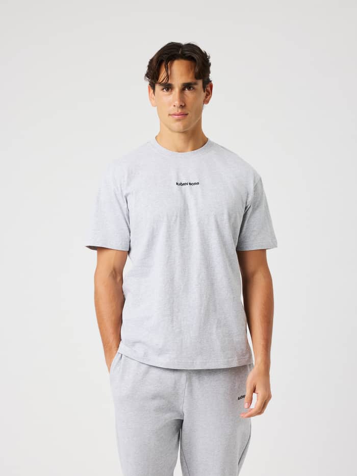 Front view of a man wearing the Borg Classic T-Shirt in light grey melange (grey) with a black front logo.