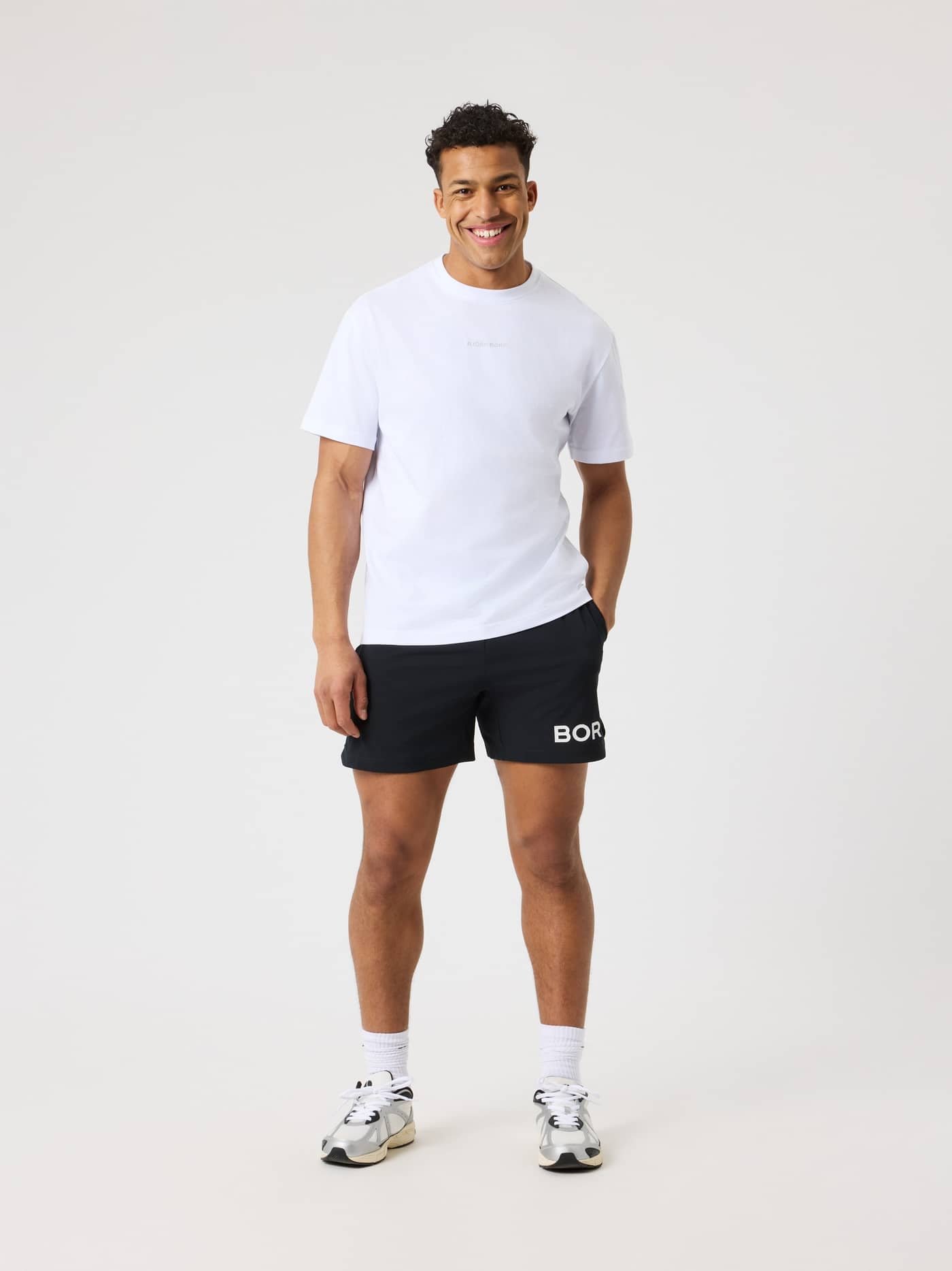 Borg Classic T-Shirt i Brilliant White (Hvid) af 100% bomuld set forfra i fuld figur med et hvidt logo. - Image 3