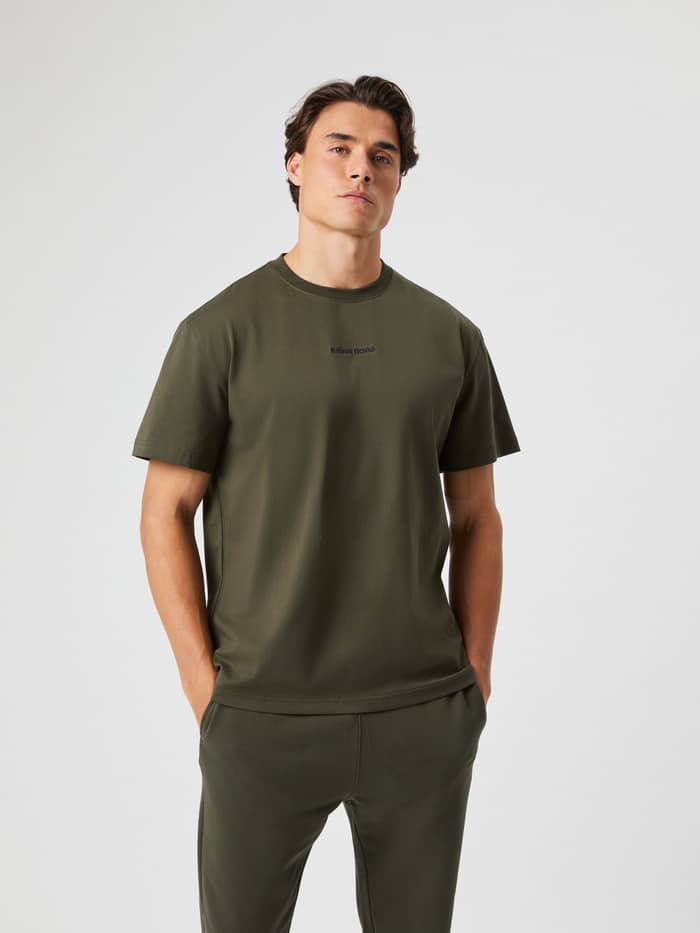 Borg Classic T-Shirt i Forest Night (Grøn) i bomuld set forfra med sort logo og klassisk tennisstil.