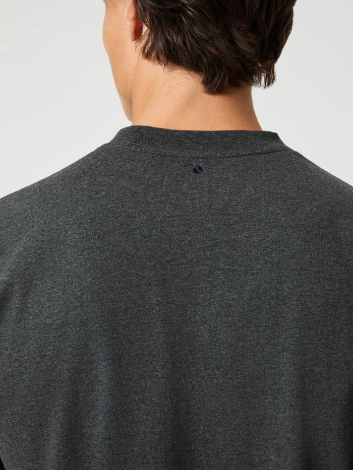 Borg Classic T-Shirt in Dark Gray Melange (Grijs) van hoogwaardig katoen met een donker tennisballogo op de achterkant. - Image 5