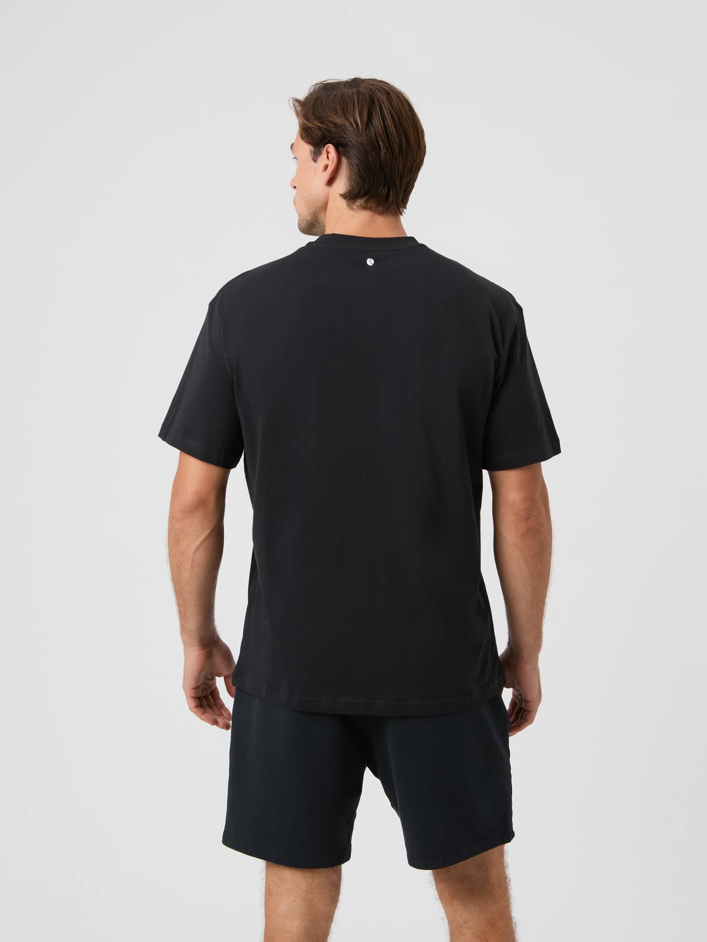Borg Classic T-Shirt i Black Beauty (Sort) i 100% bomuld set bagfra med et hvidt broderet tennisboldlogo. - Image 2