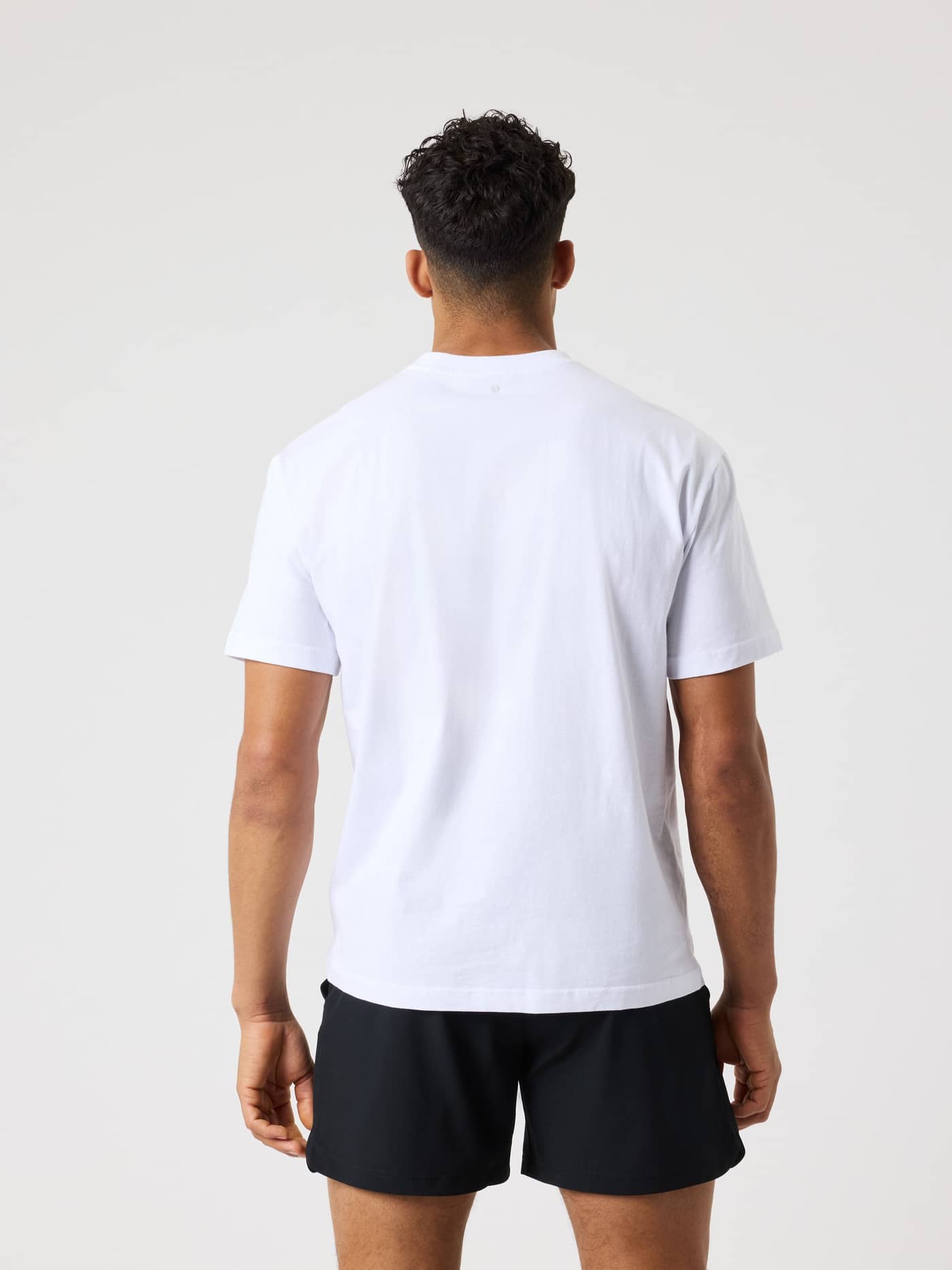 Borg Classic T-Shirt i Brilliant White (Hvid) set bagfra i blød bomuld med et broderet tennisbold-logo. - Image 2