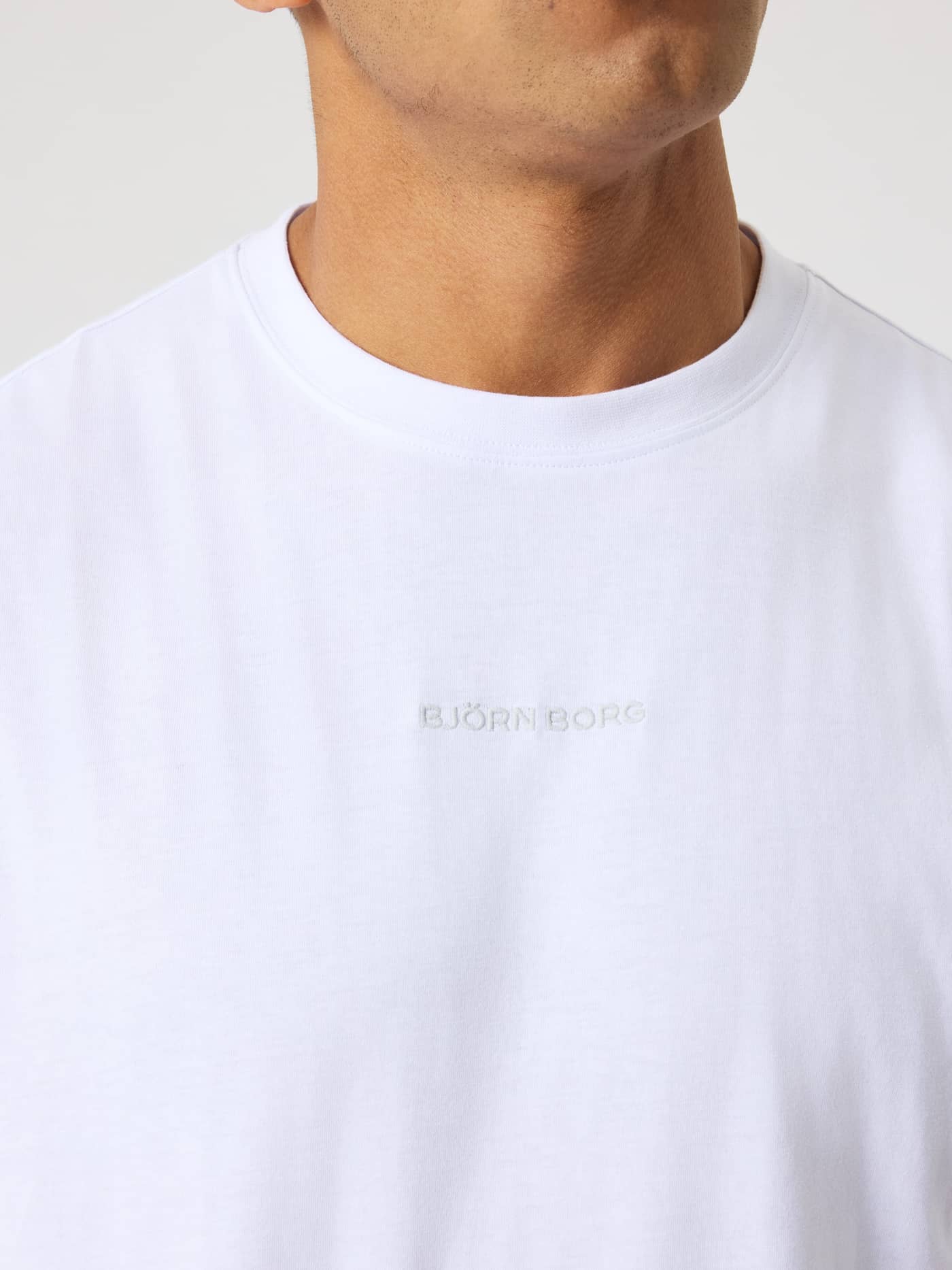 Nærbillede af Borg Classic T-Shirt i blød bomuld og Brilliant White (Hvid) med hvidt broderet logo. - Image 4