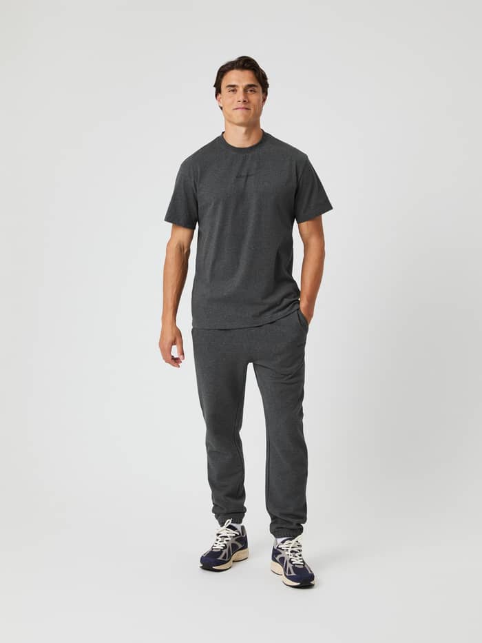 Vooraanzicht van een man in het katoenen Borg Classic T-Shirt in Dark Gray Melange (Grijs) met bijpassende joggers. - Image 3