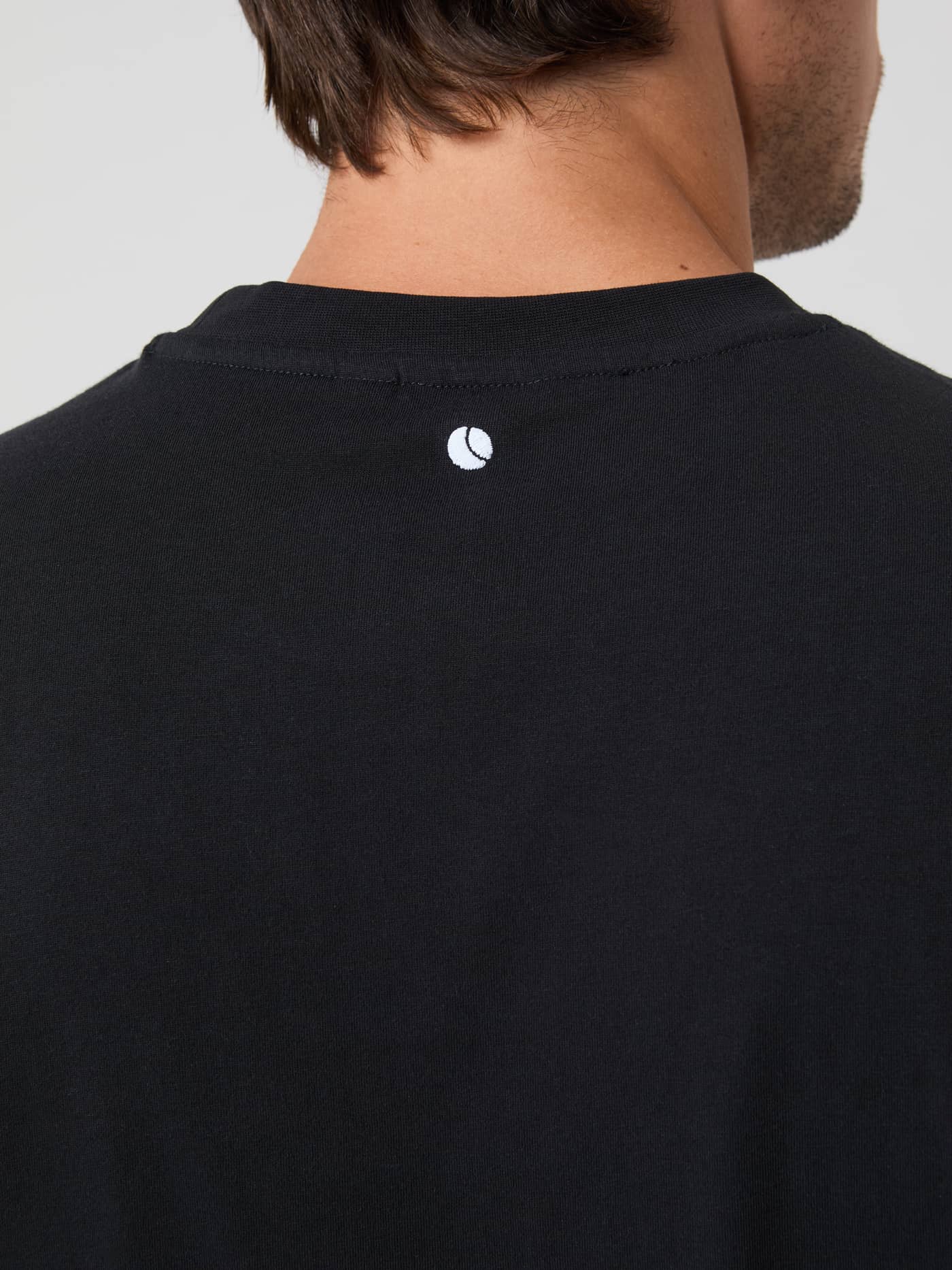 Borg Classic T-Shirt i Black Beauty (Sort) set bagfra i bomuld med et hvidt tennisbold-logo til mænd. - Image 4