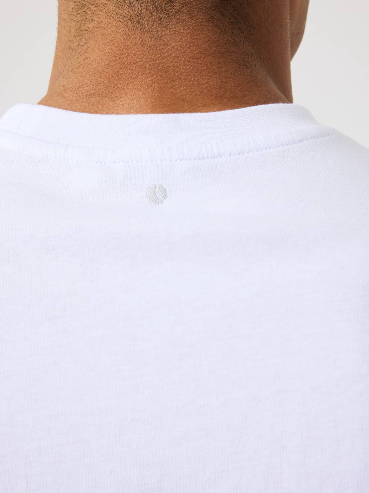 Borg Classic T-Shirt i Brilliant White (Hvid) i 100% bomuld set bagfra med et gråt broderet tennisbold-logo. - Image 5