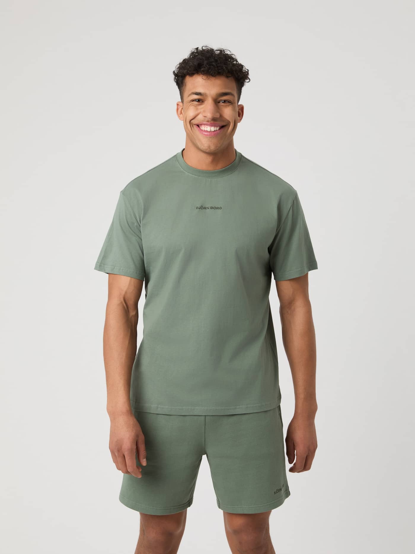 Vooraanzicht van een man in het katoenen Borg Classic T-Shirt in Agave Green (Groen) met stijlvol centraal logo. - Image 1