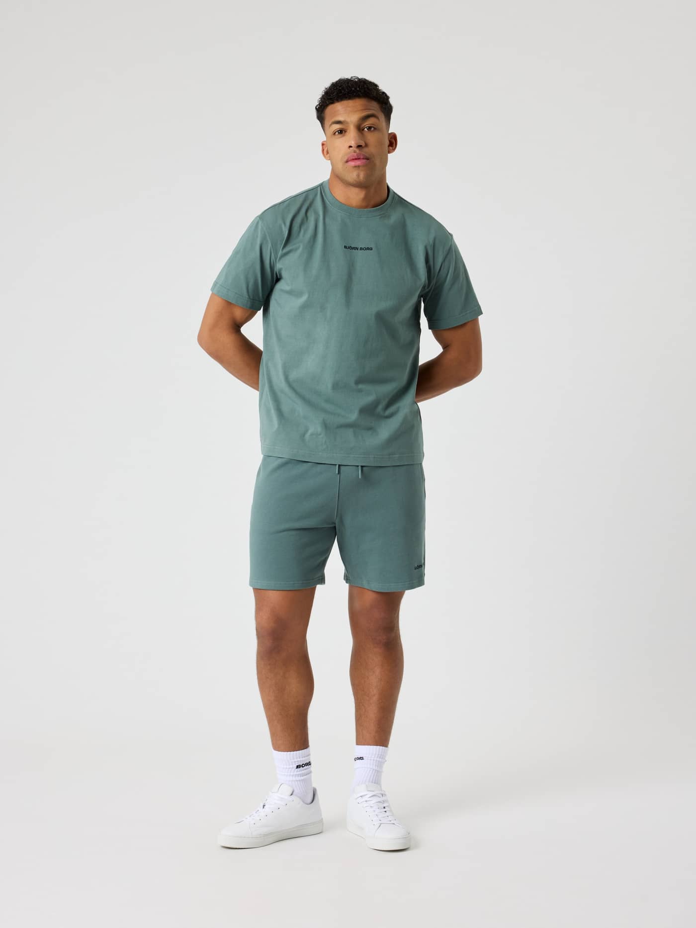 Borg Classic T-Shirt i Balsam Green (Grøn) set forfra i fuld figur med regular fit og 100% bomuld til hverdagsstil. - Image 3