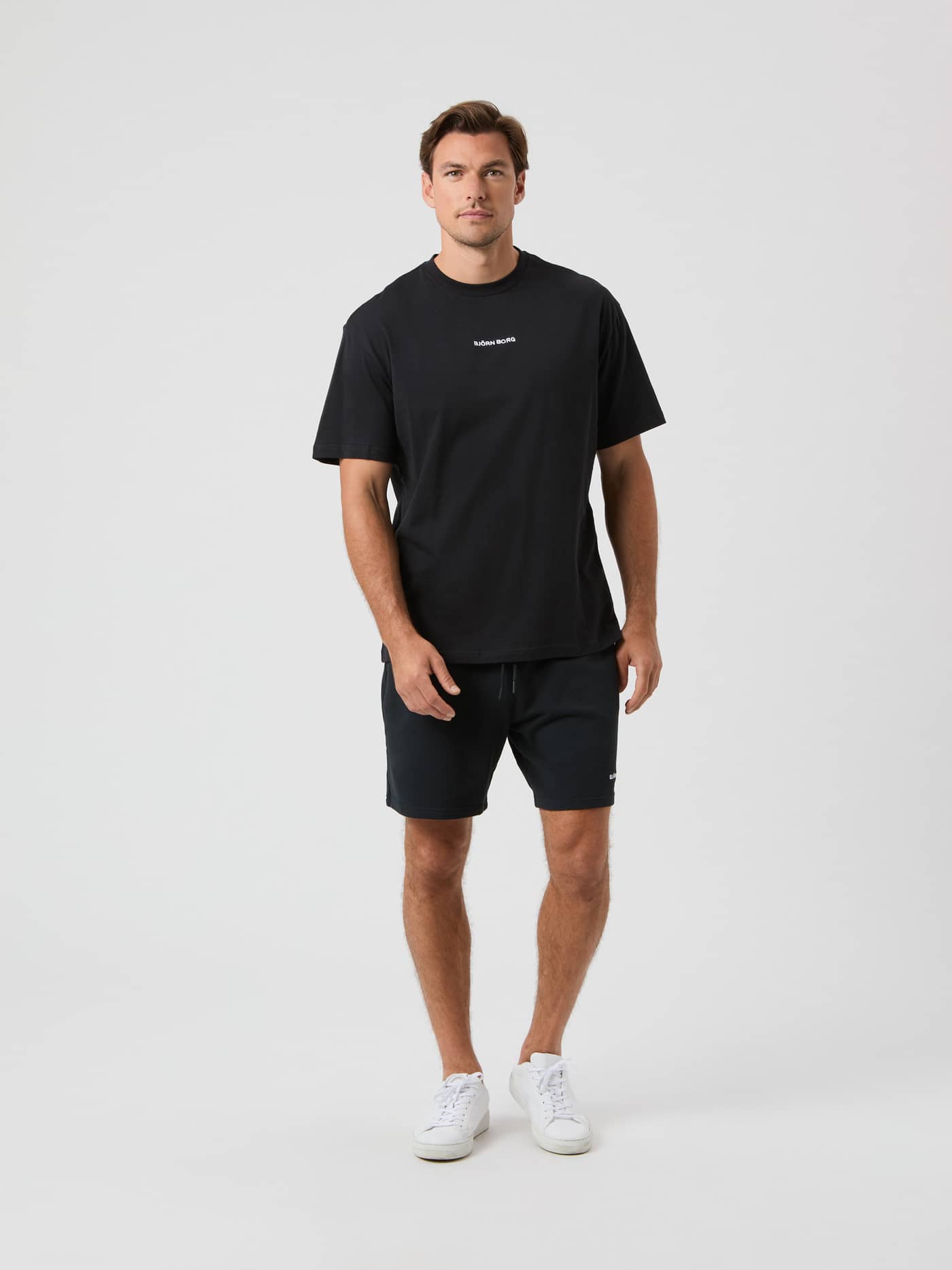 Borg Classic T-Shirt i Black Beauty (Sort) set forfra i fuld figur på en mand i bomuld til tennis og en stilfuld pasform. - Image 3
