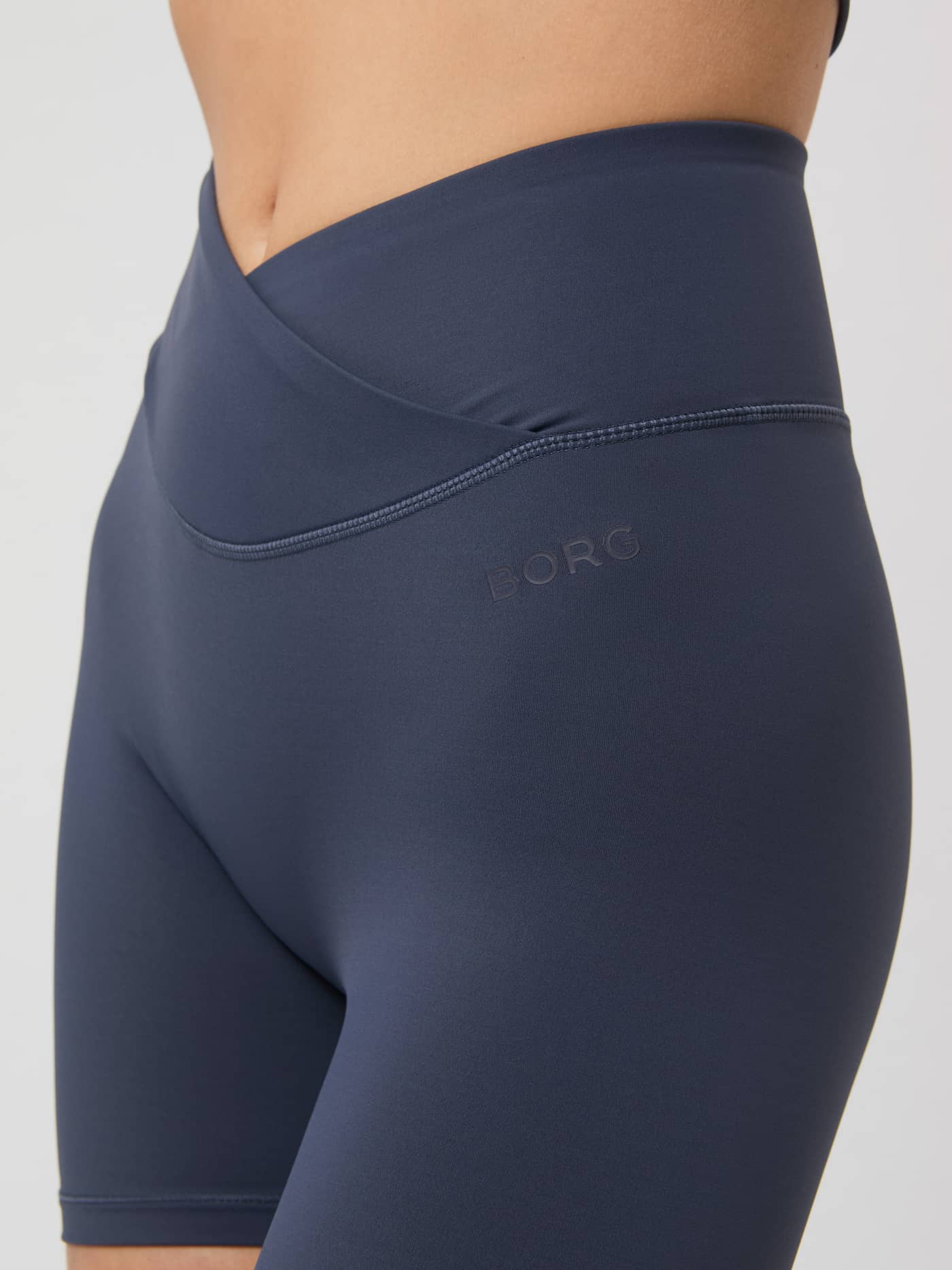 Hochtaillierte Studio Cross Shorts in Odyssey Gray (Grau) mit grauem Borg-Logo und Überlappungsbund für das Training. - Image 5