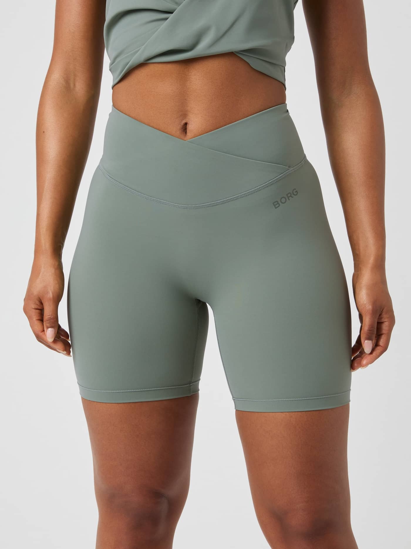 Studio Cross Shorts in Agave Green (Groen) van jersey voor training met een overlappende taille en donkergroen logo. - Image 1