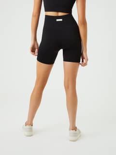Back view of the Björn Borg Studio Seamless Ribbed Shorts in Black Beauty (Black), featuring a ribbed fit for training. - Image 5