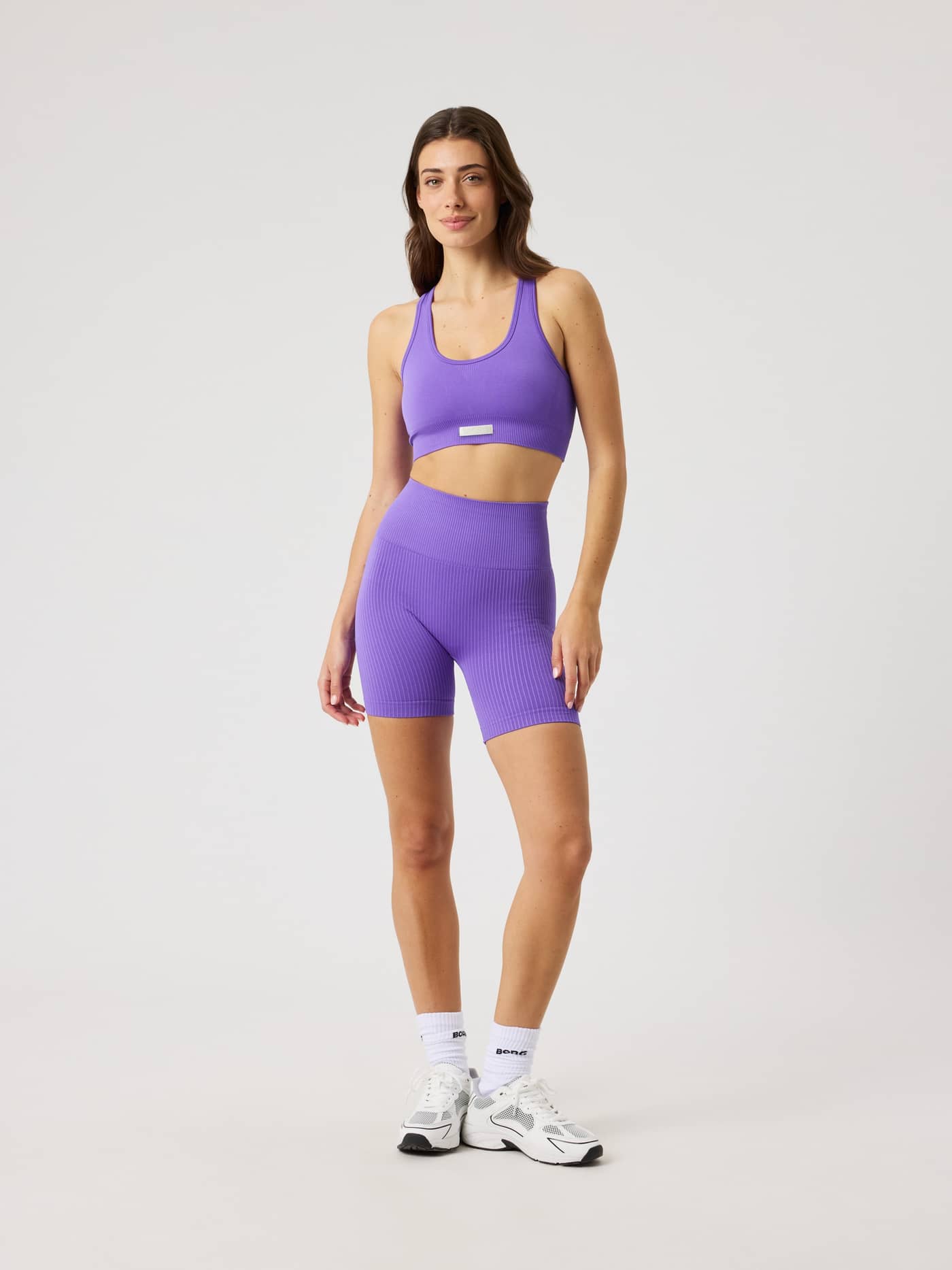 Studio Seamless Ribbed Shorts in Simply Purple (Paars) met een hoge taille voor training, getoond in vooraanzicht. - Image 3