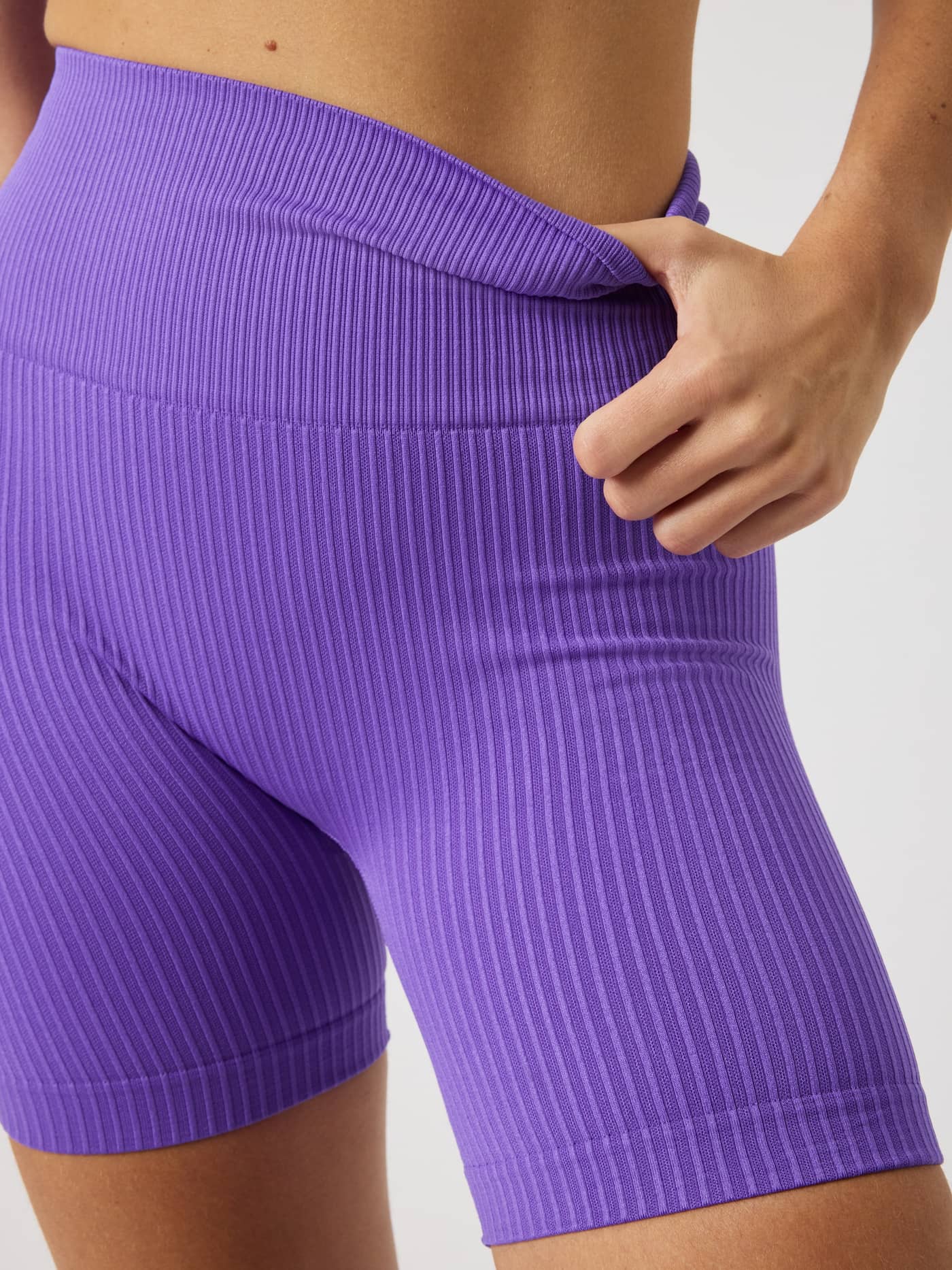 Studio Seamless Ribbed Shorts in Simply Purple (Paars) met een hoge taille voor training, gedetailleerde close-up. - Image 4