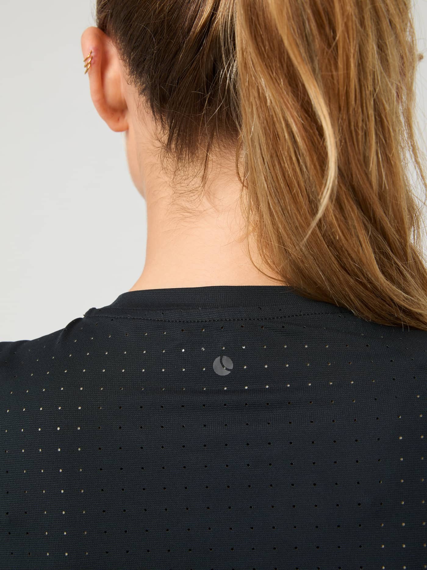 Borg Performance Perforated T-Shirt in Black Beauty (Zwart), achteraanzicht voor hardlopen en training met tonaal logo. - Image 5